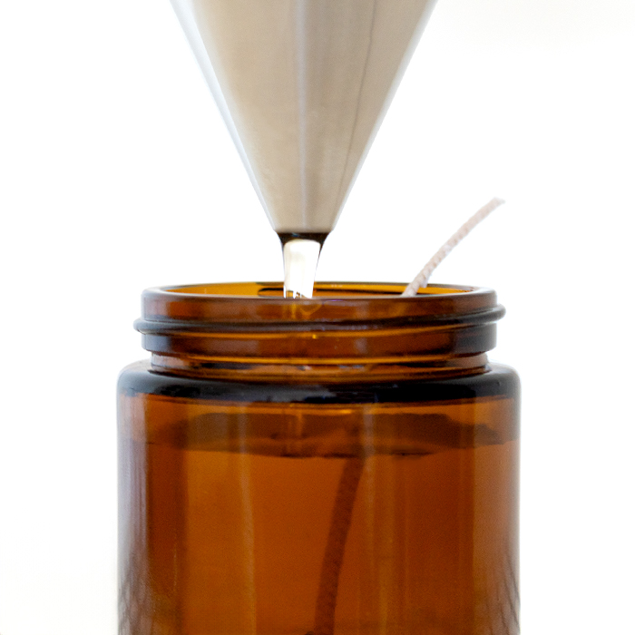 アロマワックスを注意深く容器に注ぐ場面